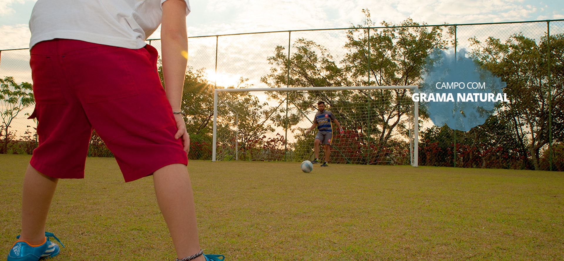 Campo com grama natural do condomínio Campo com grama natural do condomínio