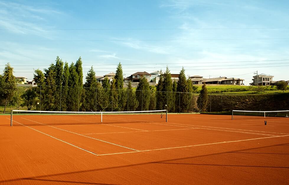Quadra de tênis do condomínio